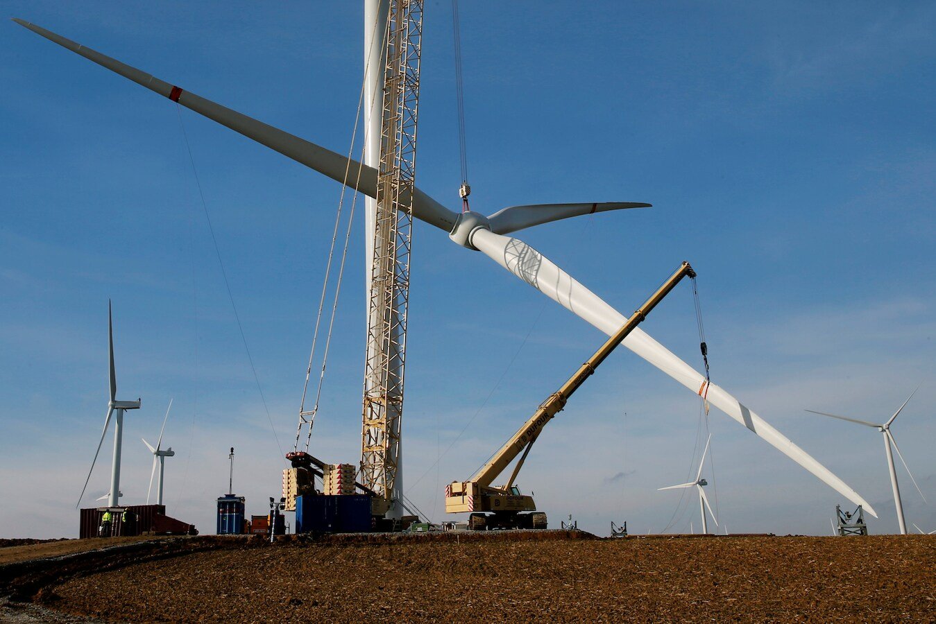 Kraan monteert de wieken van een windturbine